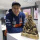 El español Marc Coma, vencedor por cuarta vez en su carrera deportiva del Rally Dakar, posa con su trofeo durante la visita que realizó a la Agencia EFE El español Marc Coma, vencedor por cuarta vez en su carrera deportiva del Rally Dakar, posa con su trofeo durante la visita que realizó a la Agencia EFE