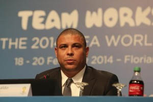 El exjugador brasileño y miembro del Consejo de Administración del Comité Organizador Local (COL) de Brasil 2014, Ronaldo Nazario de Lima, habla con periodistas El exjugador brasileño y miembro del Consejo de Administración del Comité Organizador Local (COL) de Brasil 2014, Ronaldo Nazario de Lima, habla con periodistas