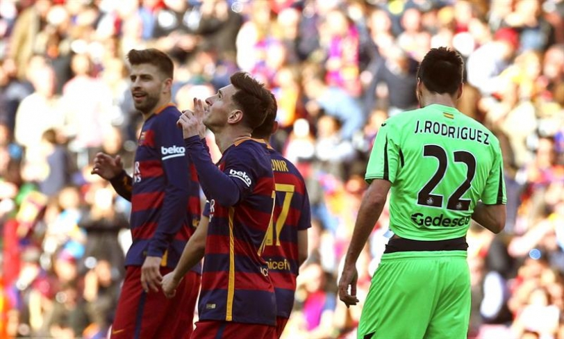 El delantero argentino del FC Barcelona Lionel Messi (c) celebra con sus compañeros la consecución del cuarto gol de su equipo ante el Getafe durante el partido correspondiente a la vigésima novena jornada de la liga de Primera división disputado hoy en el Camp Nou de Barcelona. EFE/Toni Albir