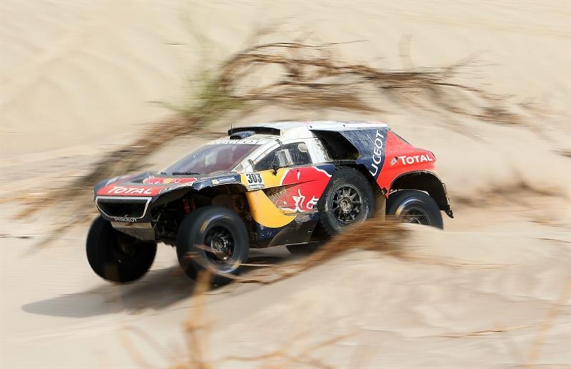 El piloto español Carlos Sainz y su copiloto Lucas Cruz, del equipo Peugeot, en acción, hoy miércoles 13 de enero de 2016, durante la décima etapa del rally Dakar 2016 entre las localidades de Belén y La Rioja, Argentina. EFE/Nicolás Aguilera