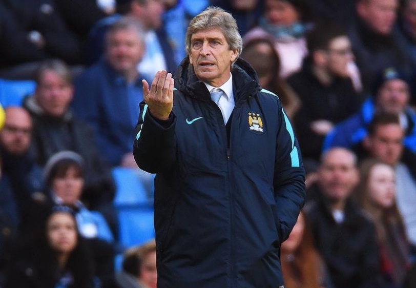 Manuel Pellegrini reacciona durante un partido de fútbol de la Premier League inglesa