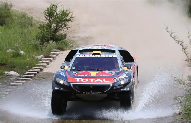 El frances Stephane Peterhansel (Peugeot) compite hoy, viernes 15 de enero de 2016