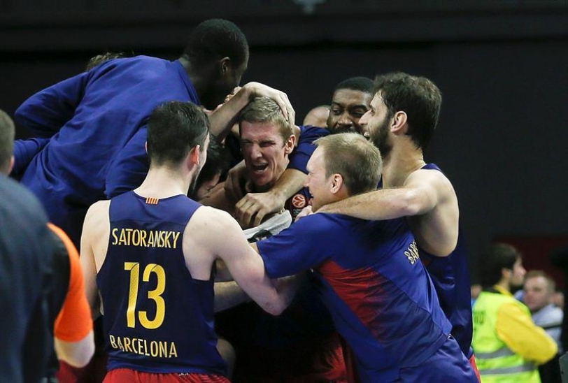 El ala-pívot del FC Barcelona Lassa Justin Doellman (c), decisivo en la victoria del equipo blaugrana, celebra la victoria sobre el Real Madrid con sus compañeros, tras el partido de la cuarta jornada del Top-16 de la Euroliga que se disputó esta noche en el Palacio de Deportes de Madrid. EFE/JuanJo Martin