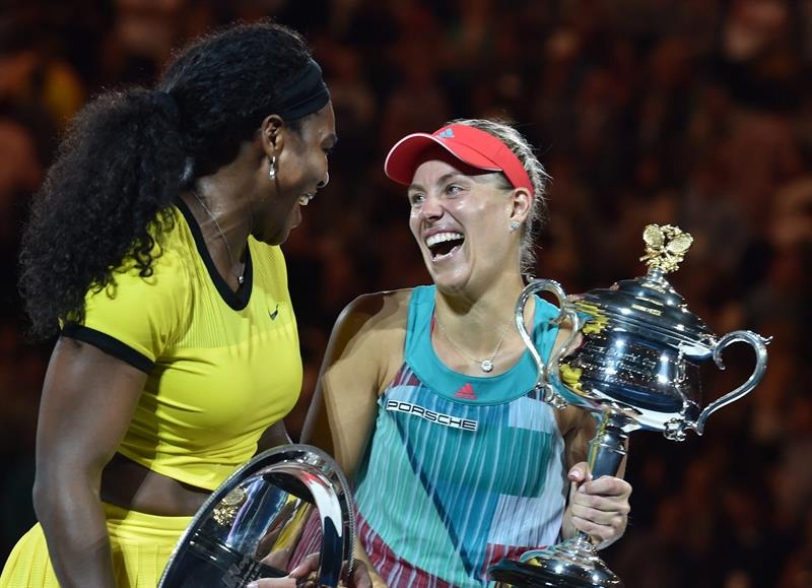 Angelique Kerber (der) de Alemania celebra su victoria ante Serena Williams de los Estados Unidos
