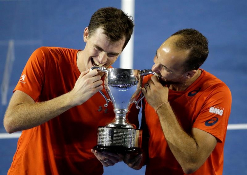 Jamie Murray de Gran Bretaña (Izq) y Bruno Soares de Brasil (der) celebra con el trofeo de ganadora