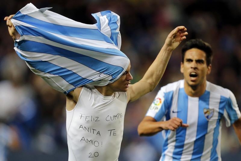 El centrocampista venezolano del Málaga Juan Pablo Añor "Juanpi" (i), celebra su gol, primero del equipo, durante el partido ante el Sporting correspondiente a la vigésima novena jornada de Liga que se juega hoy en el estadio de la Rosaleda en Málaga. EFE/Jorge Zapata