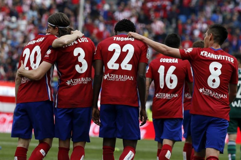  Los jugadores del Atlético de Madrid felicitan al centrocampista Thomas Partey (c) autor del quinto gol de su equipo durante el partido de la trigésimo primera jornada de Liga contra el Betis, en el estadio Vicente Calderón de Madrid. EFE/Kiko Huesca