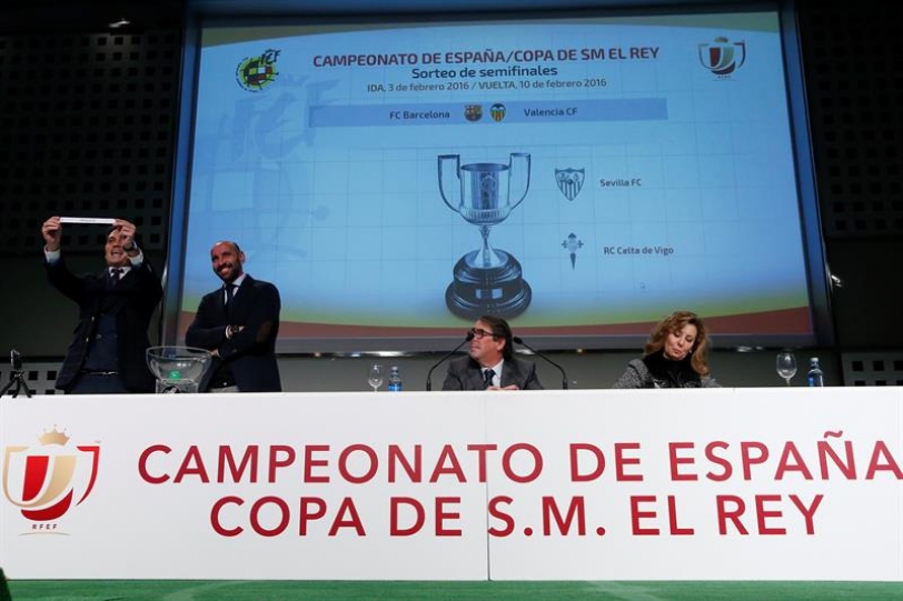 Ramón Rodríguez Verdejo, "Monchi" (2i), subdirector general deportivo del Sevilla, acompañado por el periodista Marco Rocha (i), durante el sorteo de las semifinales de la Copa del Rey