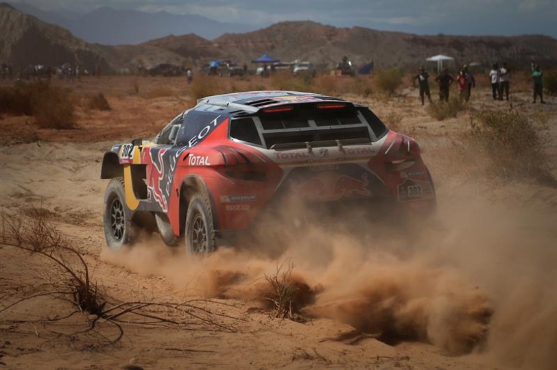 El francés Stephane Peterhansel y el francés Jean Paul Cottret (Peugeot) compiten hoy, lunes 11 de enero de 2015