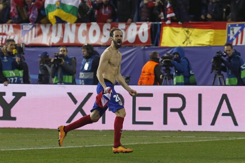 El defensa del At. de Madrid, Juanfran, celebra su pase a cuartos de final de la Liga de Campeones, tras derrotar en los penaltis al PSV Eindhoven, en el encuentro correspondiente a la vuelta de los octavos de final, que han disputado esta noche en el estadio Vicente Calderón, en Madrid. EFE / Juanjo Martín.