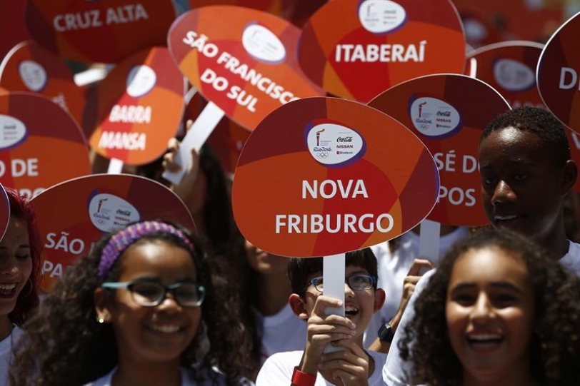 Cincuenta niños cargan carteles con los nombres de las ciudades que recibirán la antorcha olímpica de los Juegos Olímpicos Río 2016 durante su recorrido por Brasil hoy, miércoles 24 de febrero de 2016 en la ciudad de Río de Janeiro