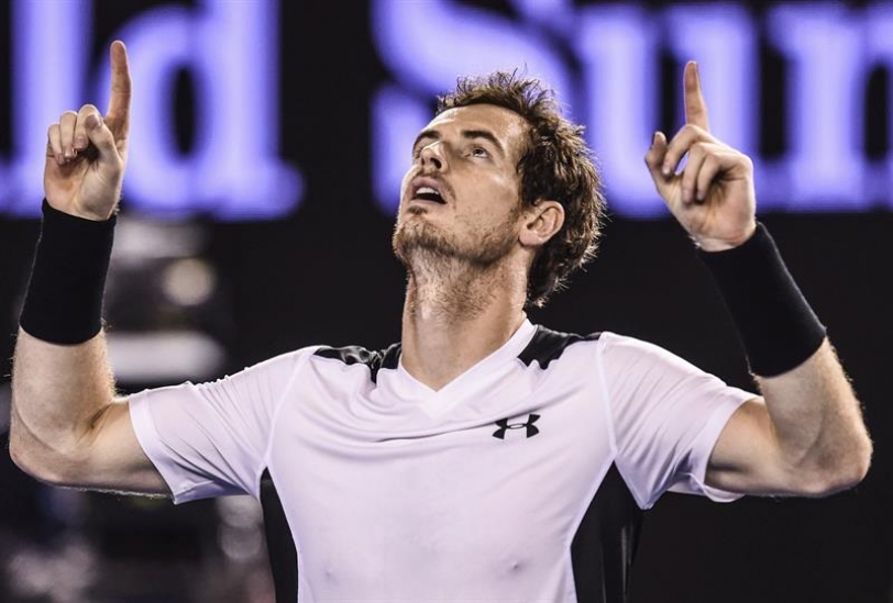 El tenista británico Andy Murray celebra su victoria por 4-6, 7-5, 6-7 (4), 6-4 y 6-2 en la semifinal del Abierto de Australia disputada contra el canadiense Milos Raonic, hoy, 29 de enero de 2016, en Melbourne (Australia)