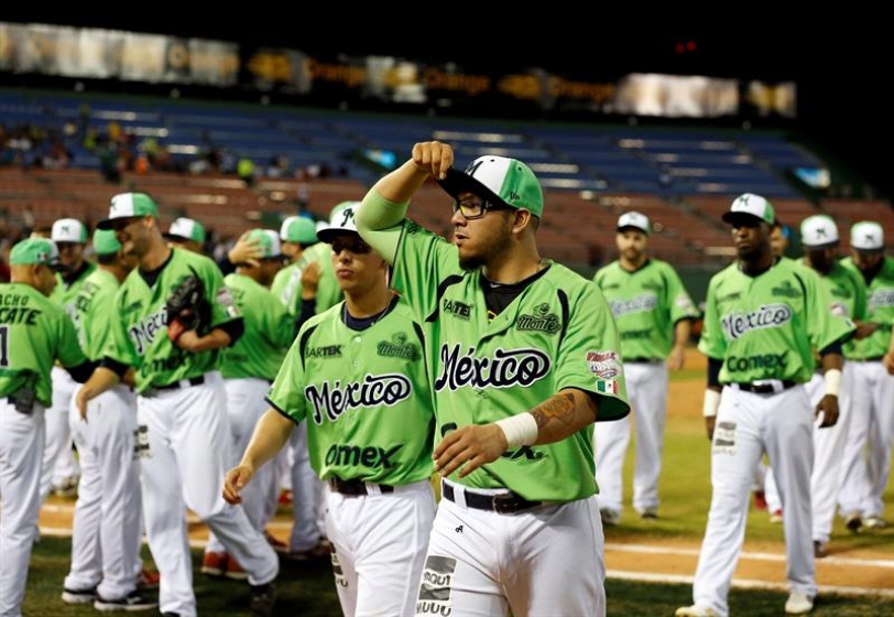 Jugadores de Venados de Mazatlán celebran su victoria hoy, miércoles 3 de febrero de 2016