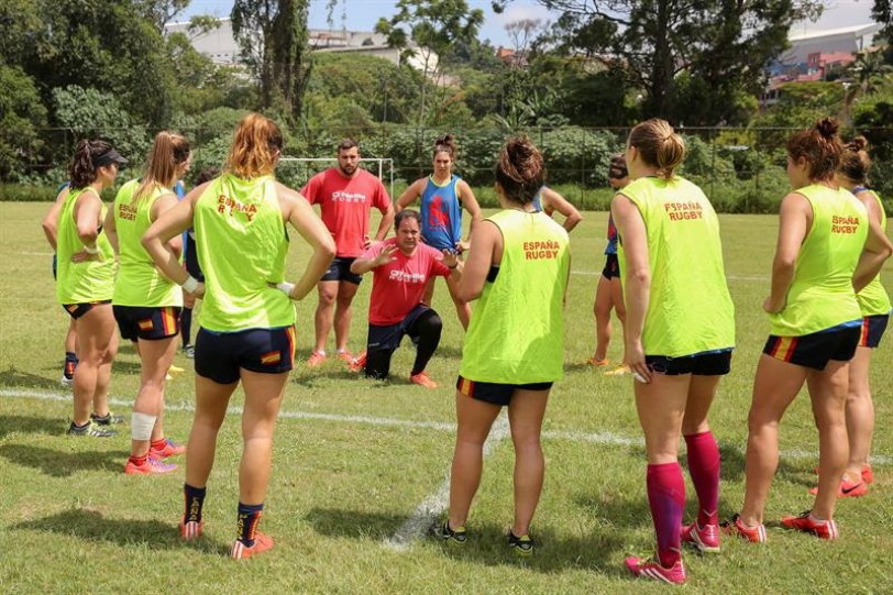El técnico José Antonio Barrio (c) de la selección española femenina de rugby 7 dirige un entrenamiento hoy, jueves 18 de febrero de 2016, en la ciudad de Barueri (Brasil)