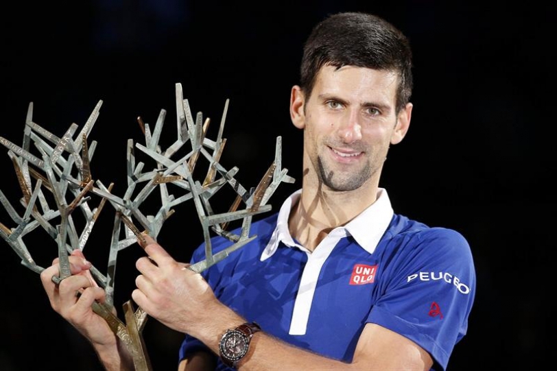 Novak Djokovic of Serbia celebrates with the trophy after winning the final match against Andy Murray of Great Britain at the BNP Paribas 2015 Masters tennis tournament in Paris, France, 08 November 2015. (Tenis, Francia) EFE/EPA/YOAN VALAT