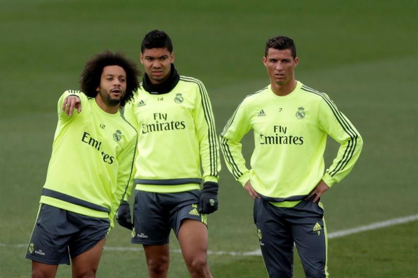 Los jugadores del Real Madrid Marcelo, Casemiro y Ronaldo (i-d) durante el entrenamiento del equipo