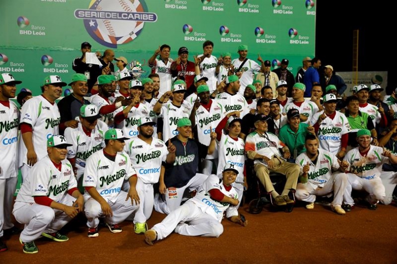  Jugadores del equipo mexicano Venados de Mal ganar la final de la Serie del Caribe azatlán celebran 2016 entre Los Tigres de Aragua (Venezuela) y Venados de Mazatlán (México), en el estadio Quisqueya de Santo Domingo (R.Dominicana). EFE/Orlando Barría