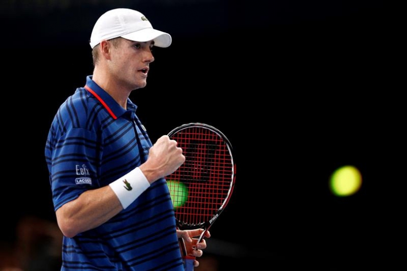 El tenista estadounidense John Isner durante el partido de octavos de final del Masters 1.000 de París