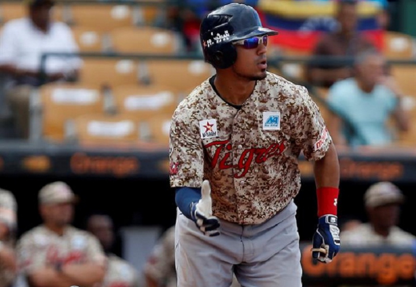 El jugador de Tigres de Aragua Juniel Querecuto corre a primera base