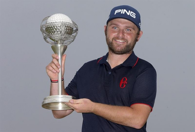 Andy Sullivan de Inglaterra celebra su victoria con su trofeo después de ganar el torneo de golf 2015 Masters de Portugal en Oceanico Victoria Golf Club en Vilamoura, el sur de Portugal, el 18 de octubre de 2015. EFE / EPA / LUIS FORRA