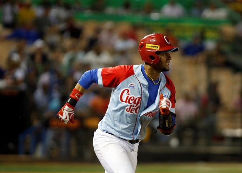 El jugador de Ciego de Ávila Yulieski Gurriel corre a primera base