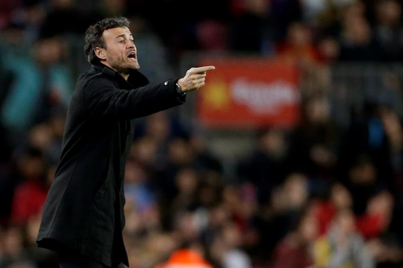 El entrenador del FC Barcelona Luis Enrique da instrucciones a sus jugadores durante el partido de ida de las semifinales de la Copa del Rey que disputan en el Camp Nou de Barcelona. EFE/Alejandro García
