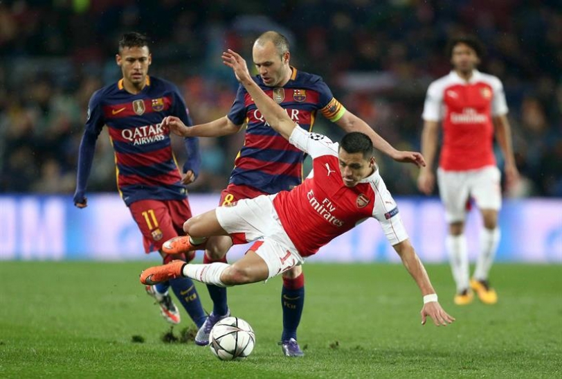 El delan tero chileno del Arsenal Alexis Alejandro Sánchez (c) lanza ante los jugadores del FC Barcelona Andrés Iniesta y Neymar da Silva (i) A durante el partido de vuelta de los octavos de final de la Liga de Campeones que disputan esta noche en el Camp Nou de Barcelona. EFE/Toni Albir