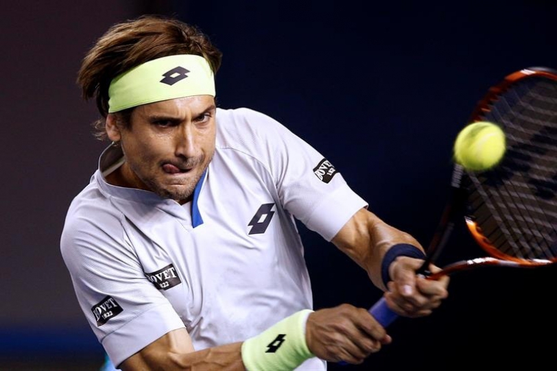 El tenista español David Ferrer devuelve una bola al búlgaro Grigor Dimitrov durante el partido de octavos de final del Masters 1.000 de París que ambos disputaron en Francia, hoy, 5 de noviembre de 2015. EFE/YOAN VALAT