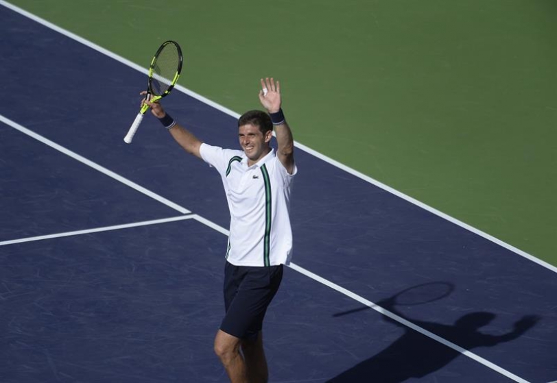 El tenista argentino Federico Delbonis celebra su victoria ante Andy Murray del Reino Unido, durante la tercera ronda del torneo de tenis de Indian Wells en California, Estados Unidos hoy, lunes 14 de marzo de 2016. Delbonis ganó 6-4, 4-6, 7-6 (3). EFE/MIKE NELSON