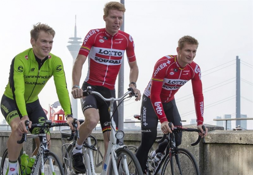 Imagen de archivo con fecha 30 de octubre 2015 que muestra a los ciclistas profesionales alemanes, Andre Greipel (d-i), Marcel Sieberg y Ruben Zepuntke en Düsseldorf, Alemania. Según anunciaron hoy, 22 de diciembre 2015, los organizadores de la carrera, el Tour de Francia de 2017 saldrá de la ciudad alemana de Düsseldorf, en el oeste de Alemania.