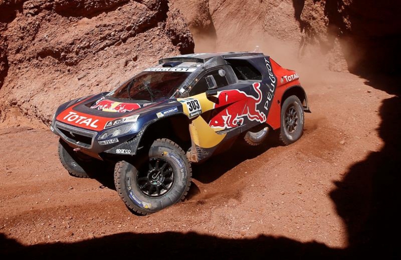 El piloto español Carlos Sainz y su copiloto Lucas Cruz, del equipo Peugeot, en acción