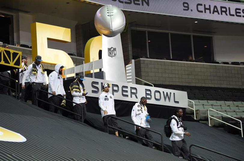 Jugadores de Panthers llegan para la Noche de Inauguración del 50 Super Bowl