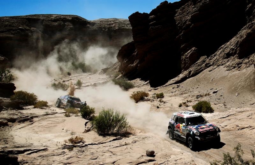 El piloto catari Nasser Al-Attiyah, del equipo Mini, compite hoy, jueves 14 de enero de 2016, durante la undécima etapa del rally Dakar 2016 entre las localidades de La Rioja y San Juan (Argentina). EFE/Felipe Trueba