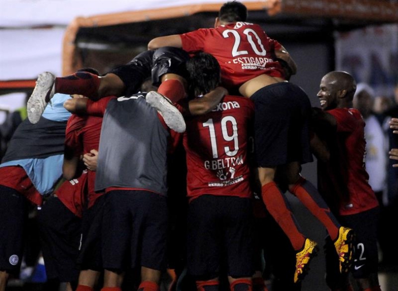 Jugadores de Cerro Porteño celebran la anotación de un gol ante Corinthians hoy, miércoles 9 de marzo de 2016, durante el partido entre Corinthians de Brasil y Cerro Porteño de Paraguay por la Copa Libertadores en el estadio Defensores Del Chaco de Asunción (Paraguay). EFE/Andrés Cristaldo Benítez