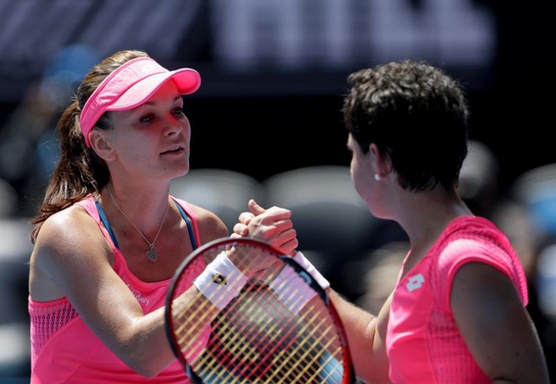 La española Carla Suárez Navarro (d) saluda a la polaca Agnieszka Radwanska hoy, lunes 26 de enero de 2016, durante un juego de cuartos de final del Abierto de Tenis de Australia que se realiza en Melbourne (Australia). EFE/LYNN BO BO