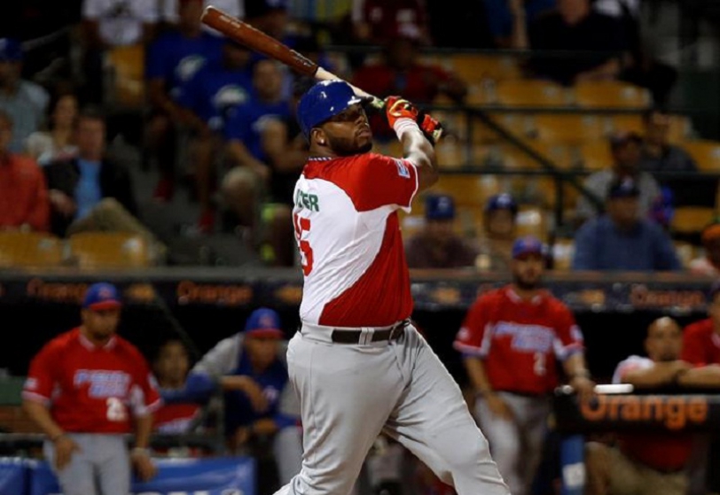 Kennys Vargas de los Cangrejeros de Santurce, de Puerto Rico batea durante el juego contra Ciego de Ávila de Cuba 