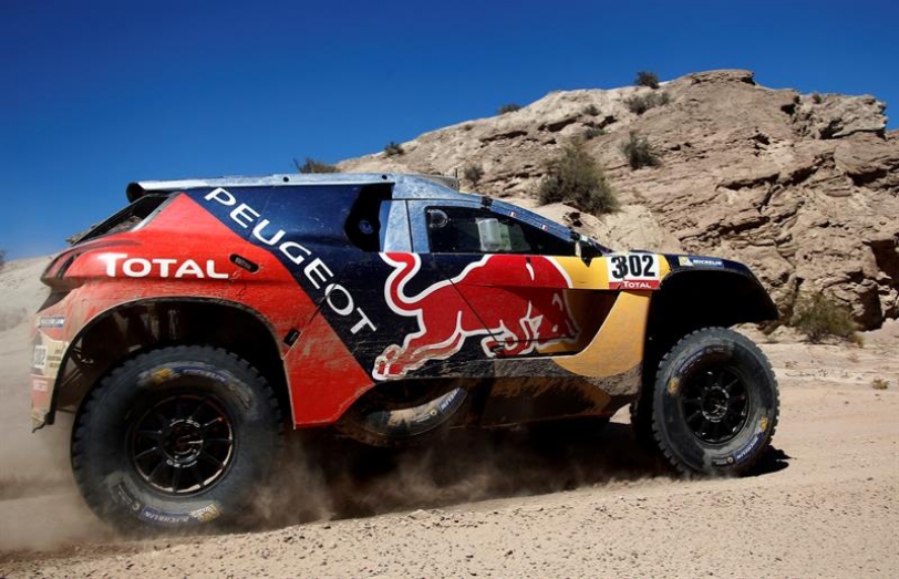 El piloto francés Stephane Peterhansel y su copiloto Jean Paul Cottret del equipo Peugeot en acción hoy, jueves 14 de enero de 2016, en la undécima etapa del rally Dakar 2016 entre las localidades de La Rioja y San Juan (Argentina). EFE/Felipe Trueba