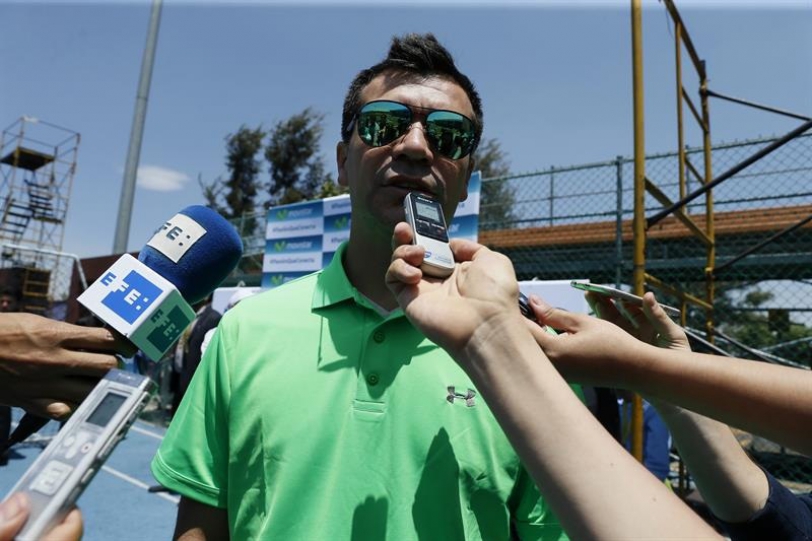 El mexicano Jared Borgetti, mundialista en Corea-Japón 2002 y Alemania 2006, habla con la prensa hoy, jueves 31 de marzo de 2016, en Ciudad de México