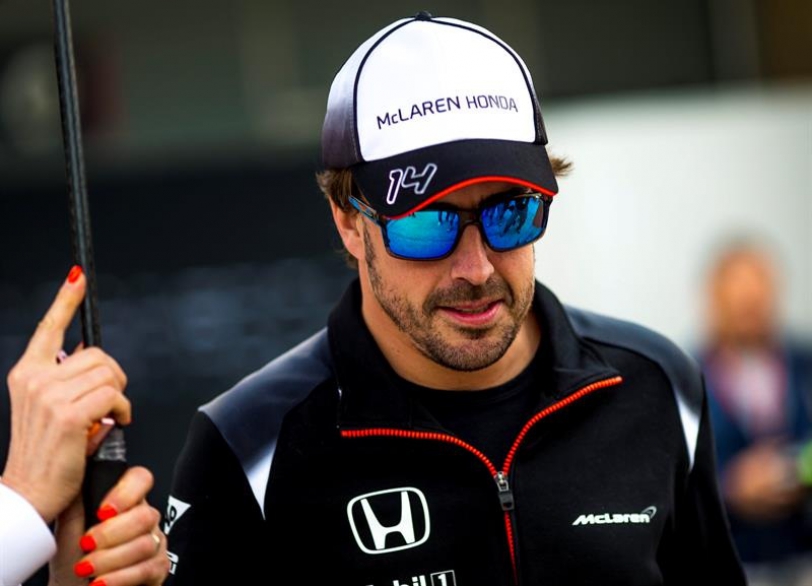 El piloto español de Fórmula Fernando Alonso, de McLaren-Honda, camina por el paddock en el circuito Sakhir en Manama, Bahréin, hoy, 31 de marzo de 2016