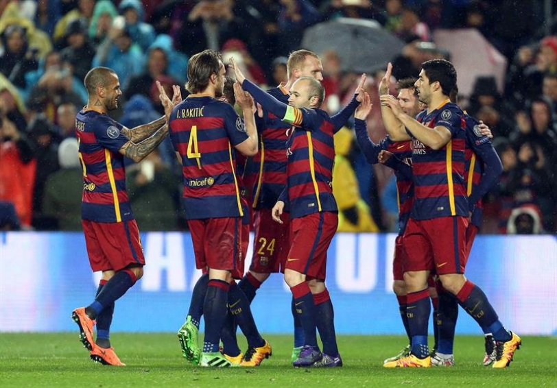 Los jugadores del FC Barcelona celebran el gol marcado por su compañero, el delantero brasileño Neymar da Silva ante el Arsenal