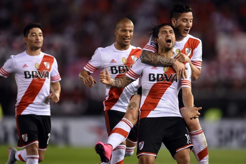 Jugadores del River Plate celebran después de anotar un gol hoy, miércoles 21 de octubre de 2015, durante un partido por la Copa Sudamericana entre River Plate y Chapecoense en el estadio Antonio Vespucio Liberti de Buenos Aires (Argentina). EFE/Juan Ignacio Roncoroni