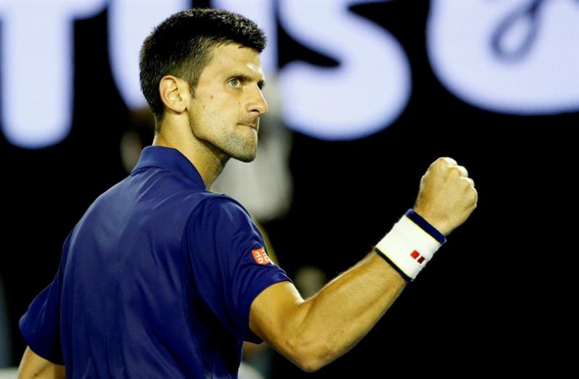  El tenista serbio Novak Djokovic celebra tras imponerse al japonés Kei Nishikori en su partido de cuartos de final del Abierto de Australia en Melbourne, hoy, 26 de enero de 2016. EFE/Mast Irham