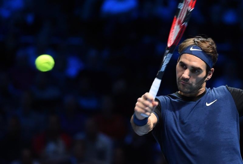 El tenista suizo Roger Federer devuelve la pelota al serbio Novak Djokovic hoy, martes 17 de noviembre de 2015, en el O2 Arena durante el Torneo Masters de Londres (Reino Unido). EFE/WILL OLIVER