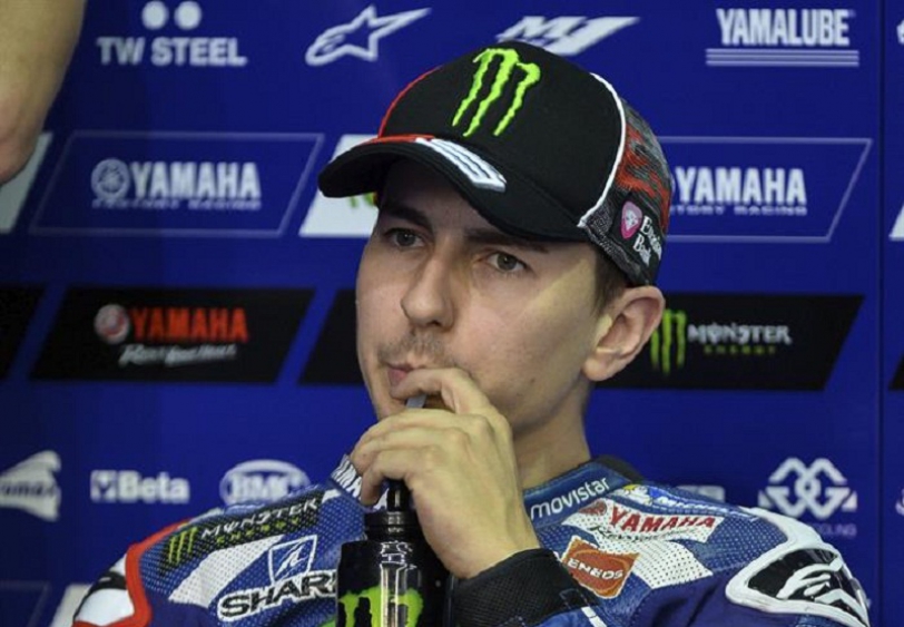 El piloto español Moto GP Jorge Lorenzo de Movistar Yamaha durante los entrenamientos libres en el circuito International de Al Losail en Doha, Catar hoy 18 de marzo de 2016. El Gran Premio de Catar de MotoGP se celebra el próximo 20 de marzo y abre la temporada de Moto GP. EFE/-