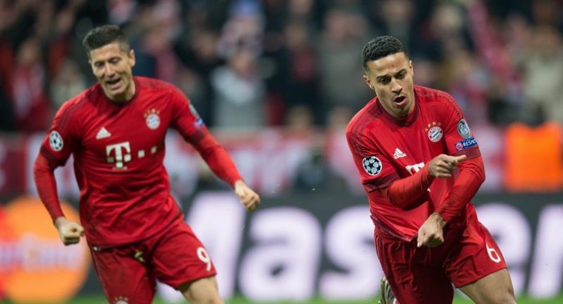  El jugador del Bayern Múnich Thiago Alcantara (d) celebra un tercer gol con su compañero Robert Lewandowski (i) ante Juventus hoy, miércoles 16 de marzo de 2016, durante el juego de octavos de final de la Liga de Campeones que se disputa en Múnich, Alemania. EFE/SVEN HOPPE