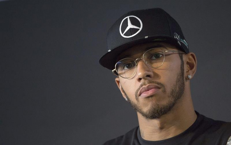 El piloto de Fórmula Uno británico de la escudería Mercedes Lewis Hamilton durante una rueda de prensa con motivo del arranque de la temporada en Fellbach, Alemania, hoy, 11 de marzo de 2016. EFE/Marijan Murat