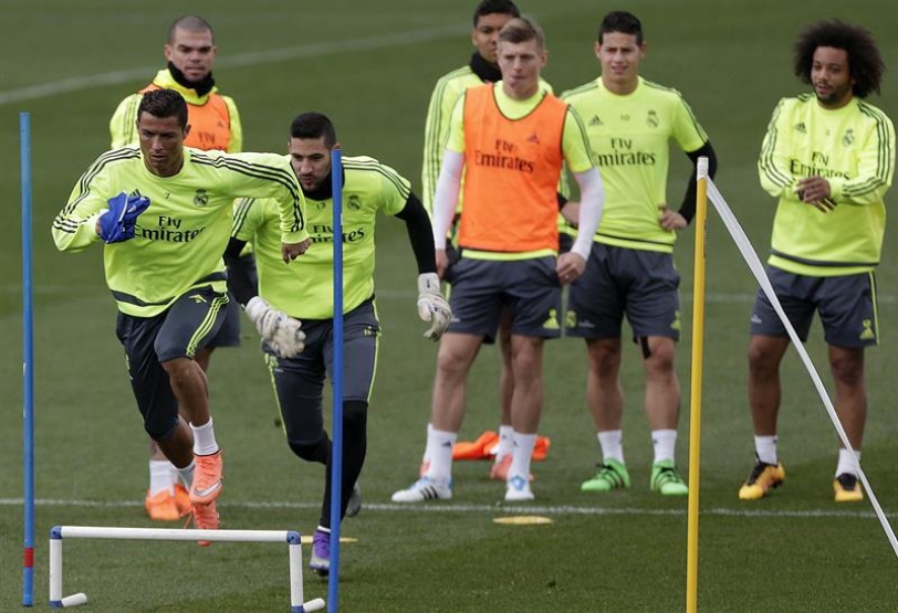 El jugador del Real Madrid Cristiano Ronaldo durante el entrenamiento del equipo esta mañana en Valdebebas, de cara al partido del domingo frente al Sevilla, correspondiente a la 30ª jornada de la liga BBVA. EFE/Javier Lizón