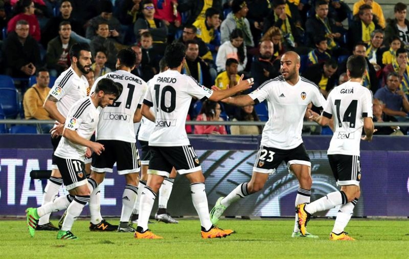 Los jugadores del Valencia celebran el gol marcado por el delantero Rodrigo Moreno, el primero del equipo frente al Mirandés, durante el partido de vuelta de la Copa del Rey que se juega hoy en el Estadio de Gran Canaria, en Las Palmas de Gran Canaria. EFE/Elvira Urquijo A.