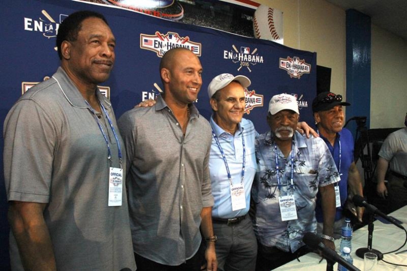 De izquierda a derecha, las leyendas de las Grandes Ligas de Béisbol, Dave Winfield, Derek Jeter, Joe Torres, Luis Tian y José Cardenal, participan hoy, lunes 21 de marzo de 2016, durante una rueda de prensa en La Habana (Cuba) sobre el partido mañana entre los Tampa Bay Rays de Estados Unidos y el Equipo Cuba de Cuba, en el que hará presencia el presidente de los Estados Unidos Barack Obama. EFE/ROLANDO PUJOL