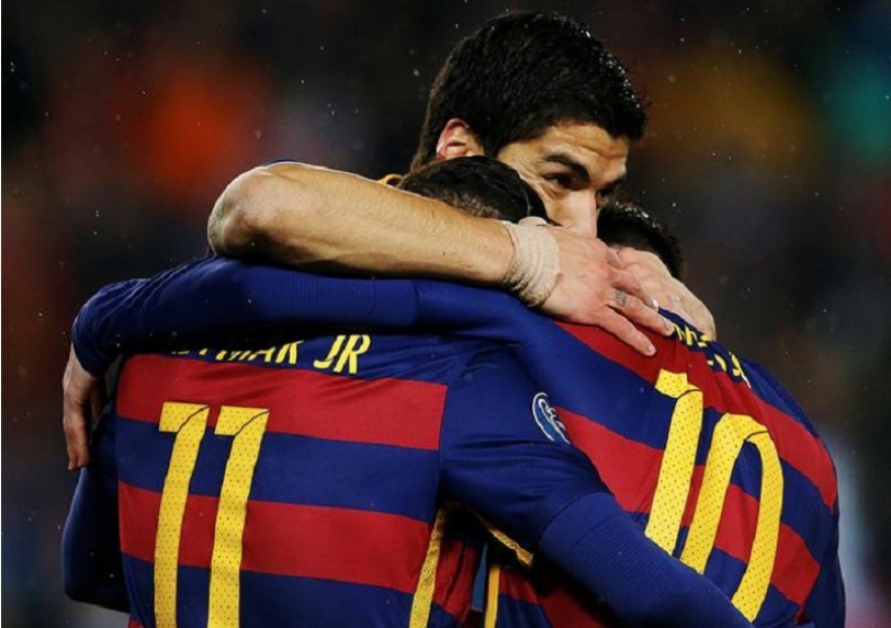 Los jugadores del FC Barcelona celebran el gol marcado por su compañero, el delantero brasileño Neymar da Silva ante el Arsenal, durante el partido de vuelta de los octavos de final de la Liga de Campeones que disputan esta noche en el Camp Nou de Barcelona. EFE/Toni Albir